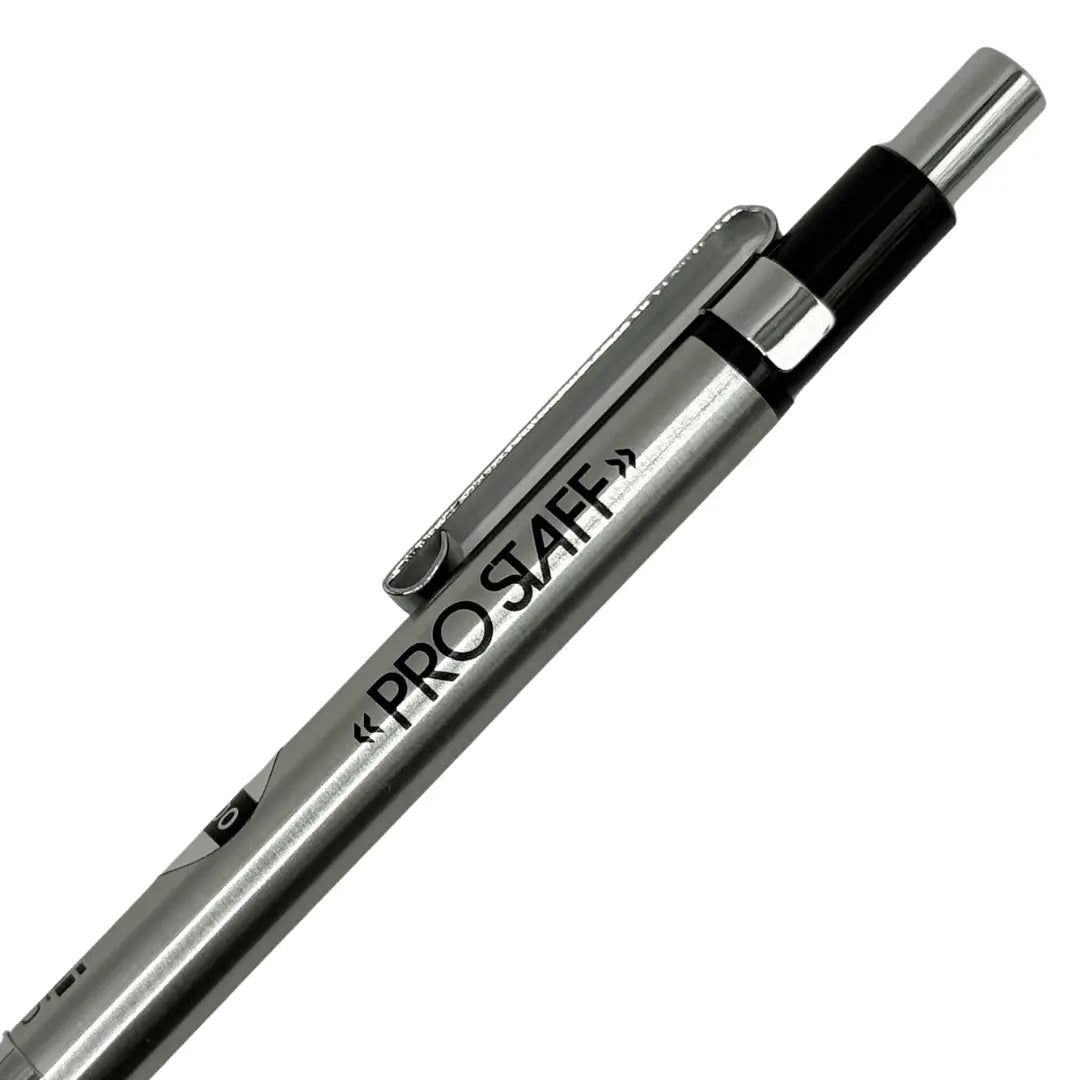 Uni Pro Staff kaleminin gövdesindeki PRO STAFF baskısı, klips ve siyah tıklama başlığı