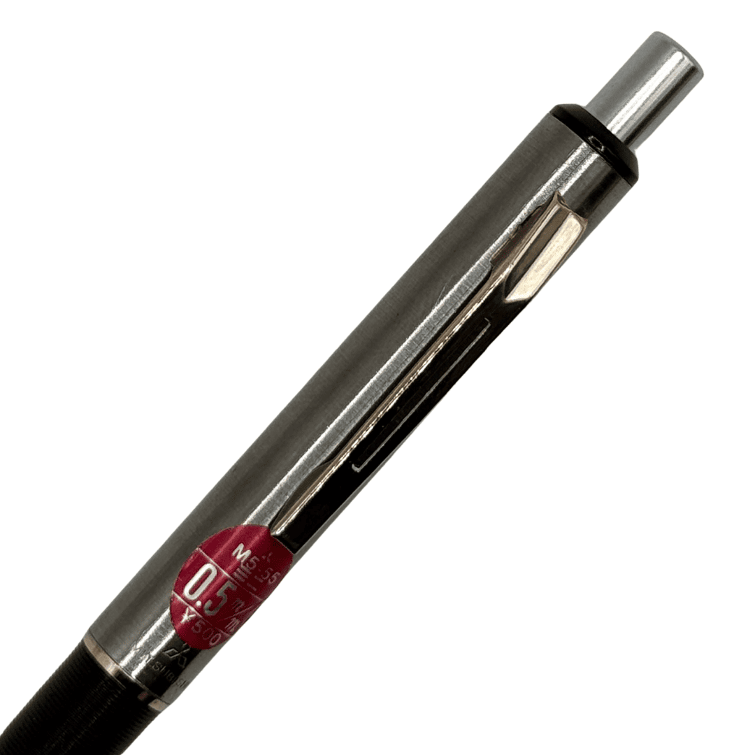 Uni M5-55 kalemin fırçalanmış çelik üst gövdesi, krom klips ve kırmızı fiyat etiketi yakın çekim