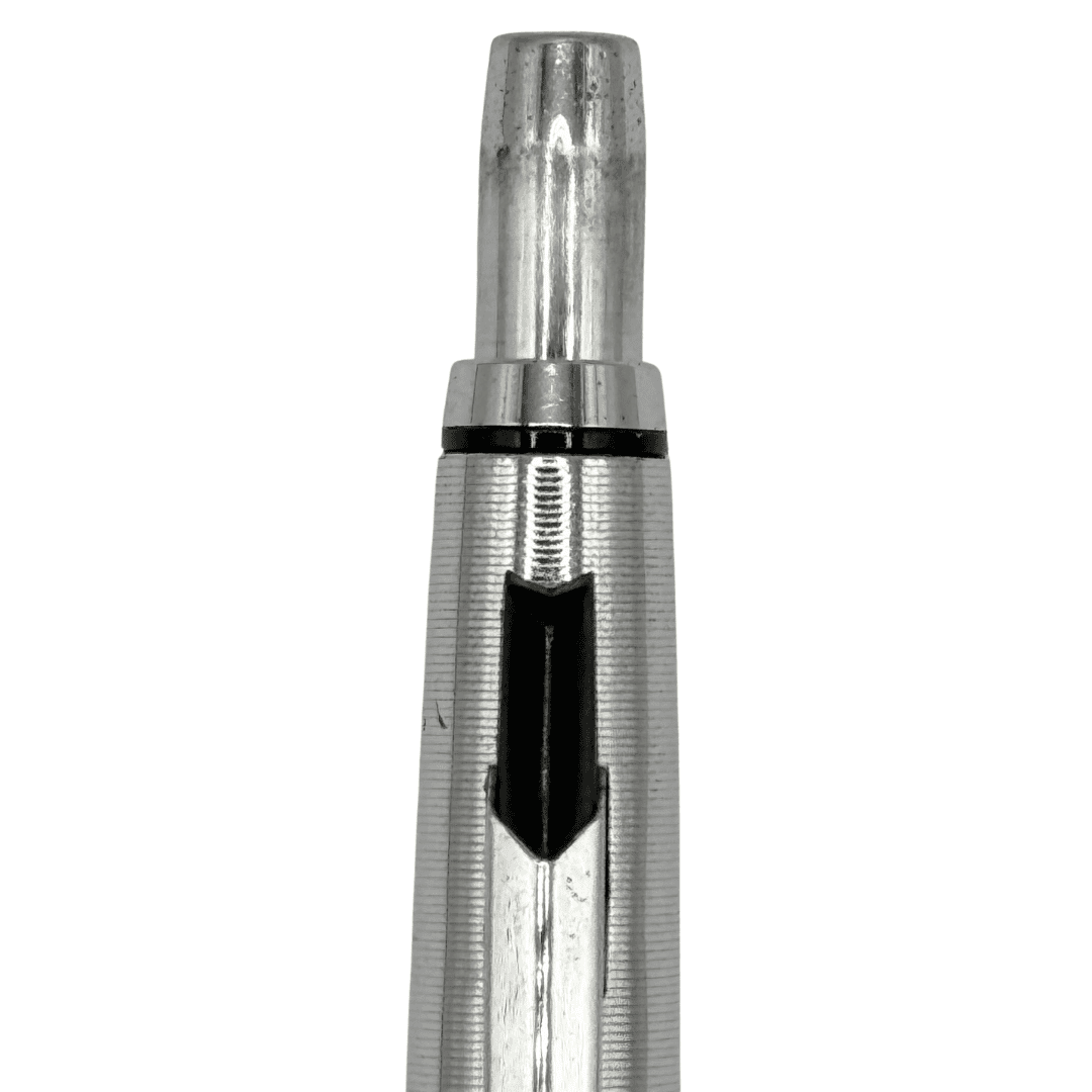 Uni M3-100 kalemin krom tıklama başlığı ve klips yuvası, dikey makro çekim