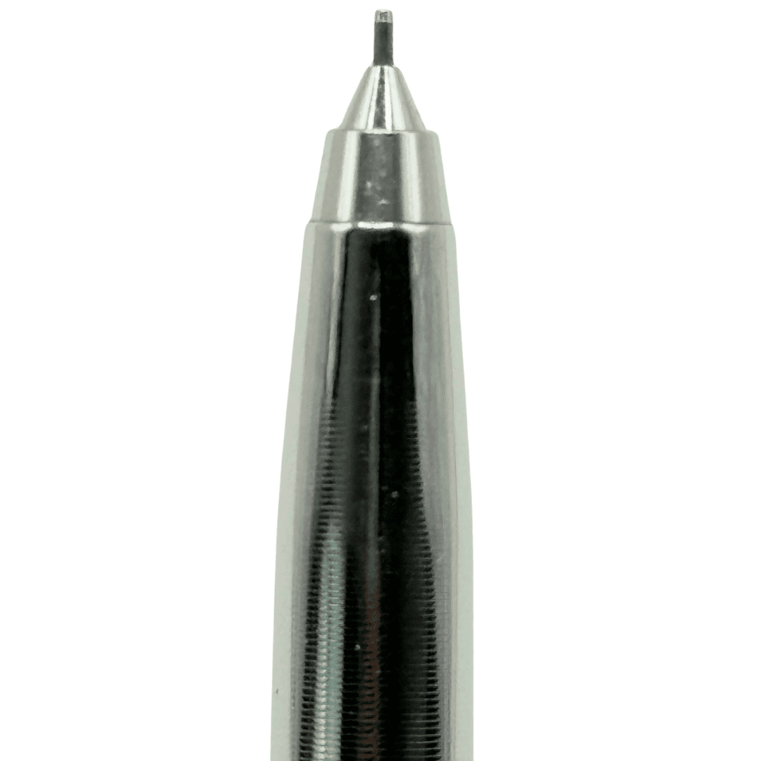 Uni M3-100 kalemin krom uç konisi ve çıkmış 0.3 mm ucu, karşıdan makro çekim