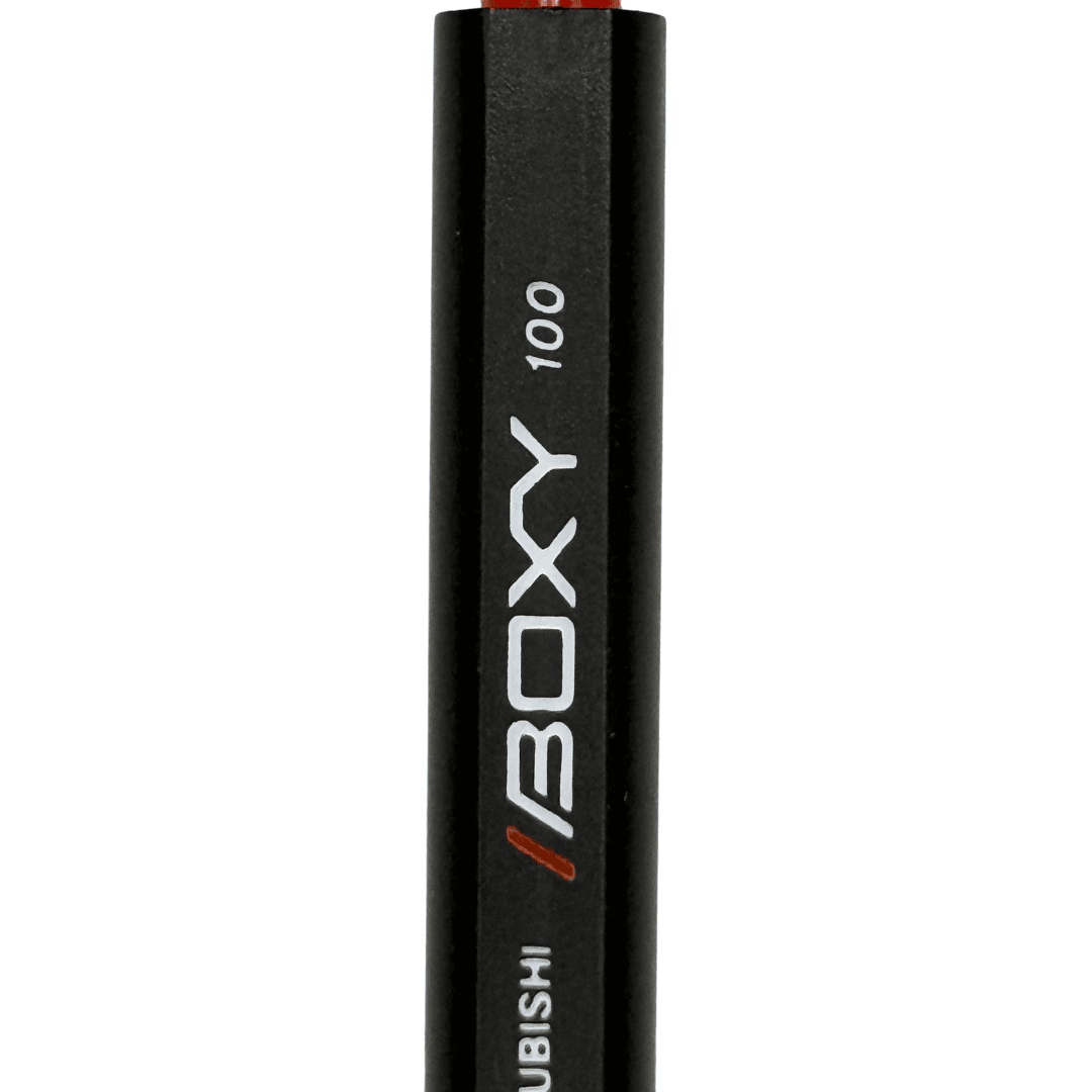 Uni Boxy Stick kalemin köşeli siyah gövdesindeki BOXY 100 logosu, dik yakın çekim