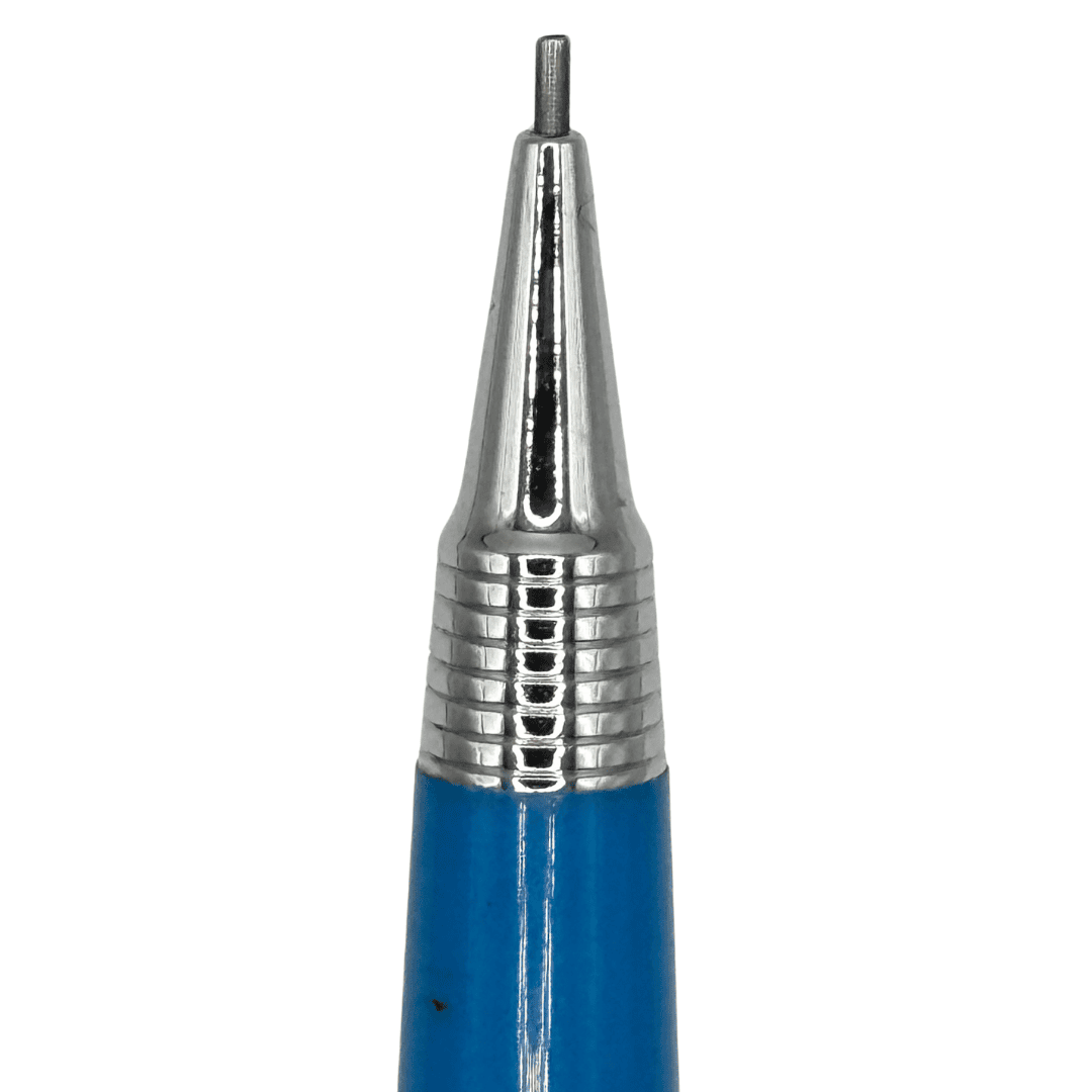 Pilot vintage kalemin krom konik ucu ve halkalı detayı, mavi lake gövde üzerinde makro
