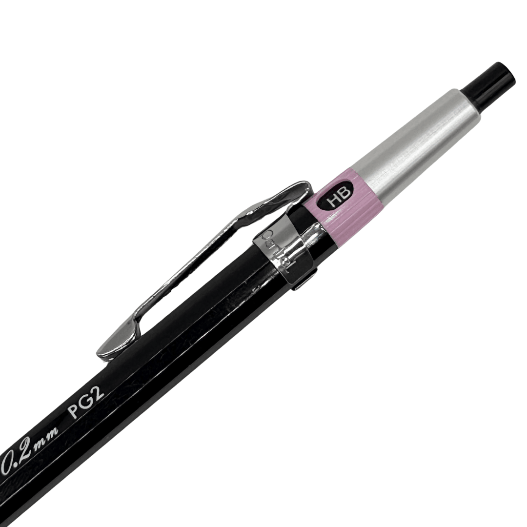Pentel PG2 kaleminin üst yarısı, gövdedeki 0.2 mm PG2 baskısı ve gümüş tıklama başlığı