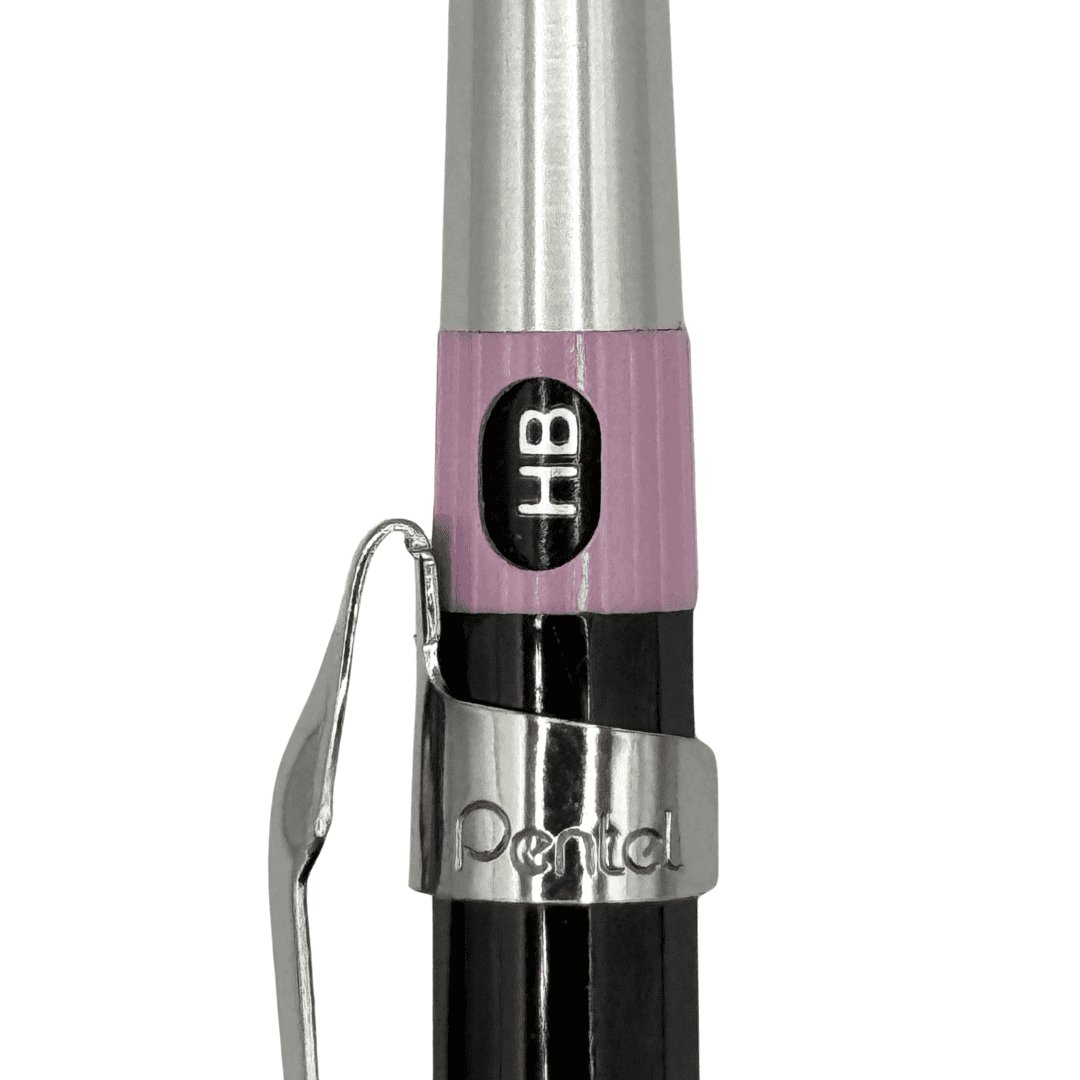 Pentel PG2 üzerindeki pembe HB sertlik göstergesi ve Pentel yazılı klips halkası yakın çekim