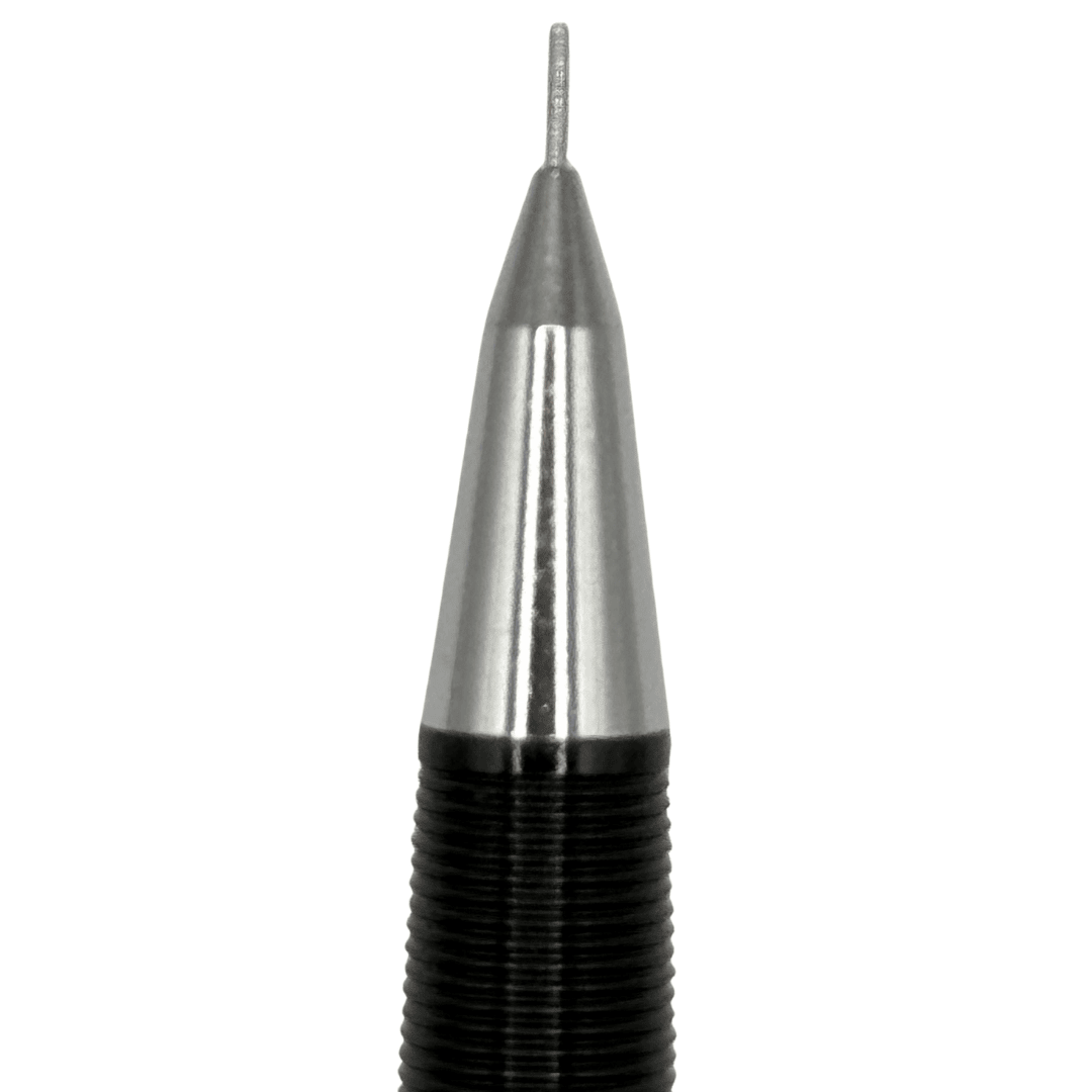 Pentel PG2 kaleminin krom uç konisi ve dışarı çıkmış 0.2 mm uç borusu çok yakın çekim