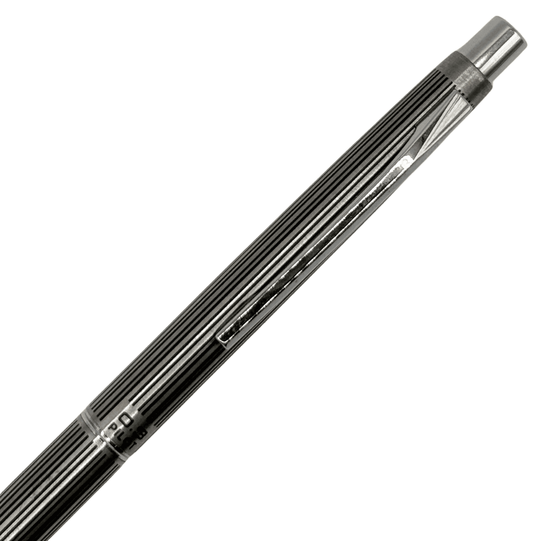 Pilot vintage çizgili kalemin üst yarısı; klips, başlık ve gövdedeki 0.3 baskısı çapraz görünüm