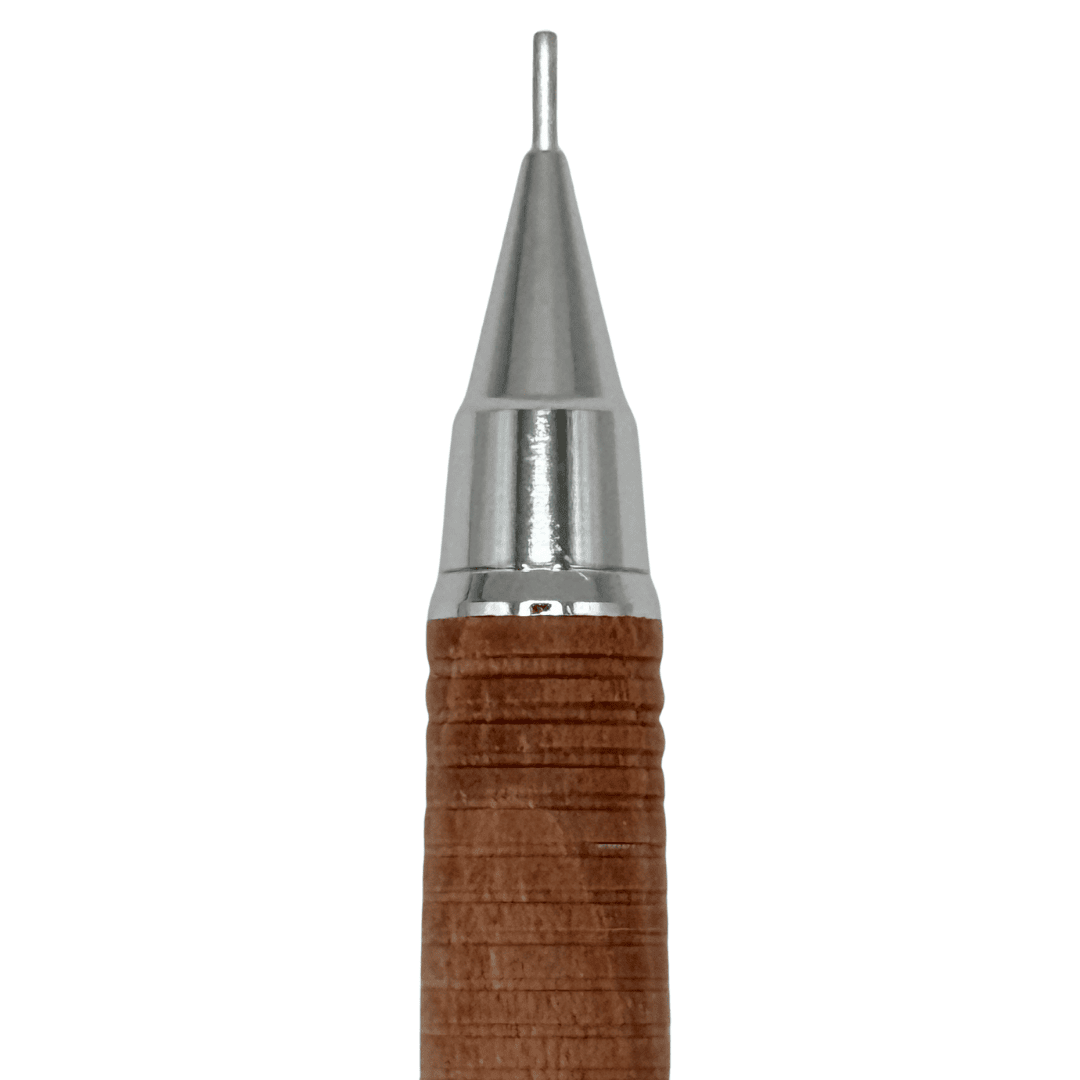 Pilot H-2085 kalemin krom koni ucu ve kahverengi tırtıklı kavrama bitişi makro çekim