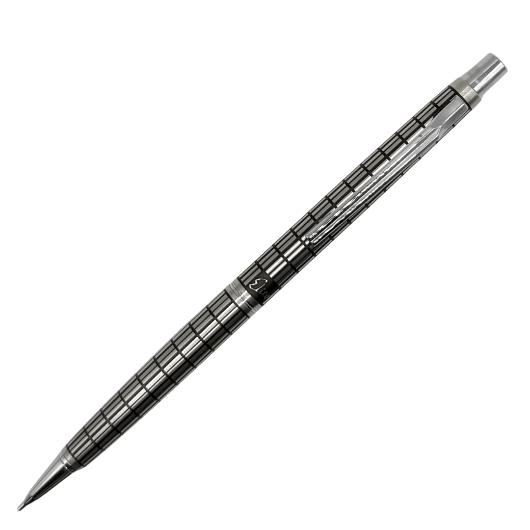Pilot Elite vintage versatil kalem kareli kazıma desenli koyu gövde, tam boy görünüm, 0.5 mm