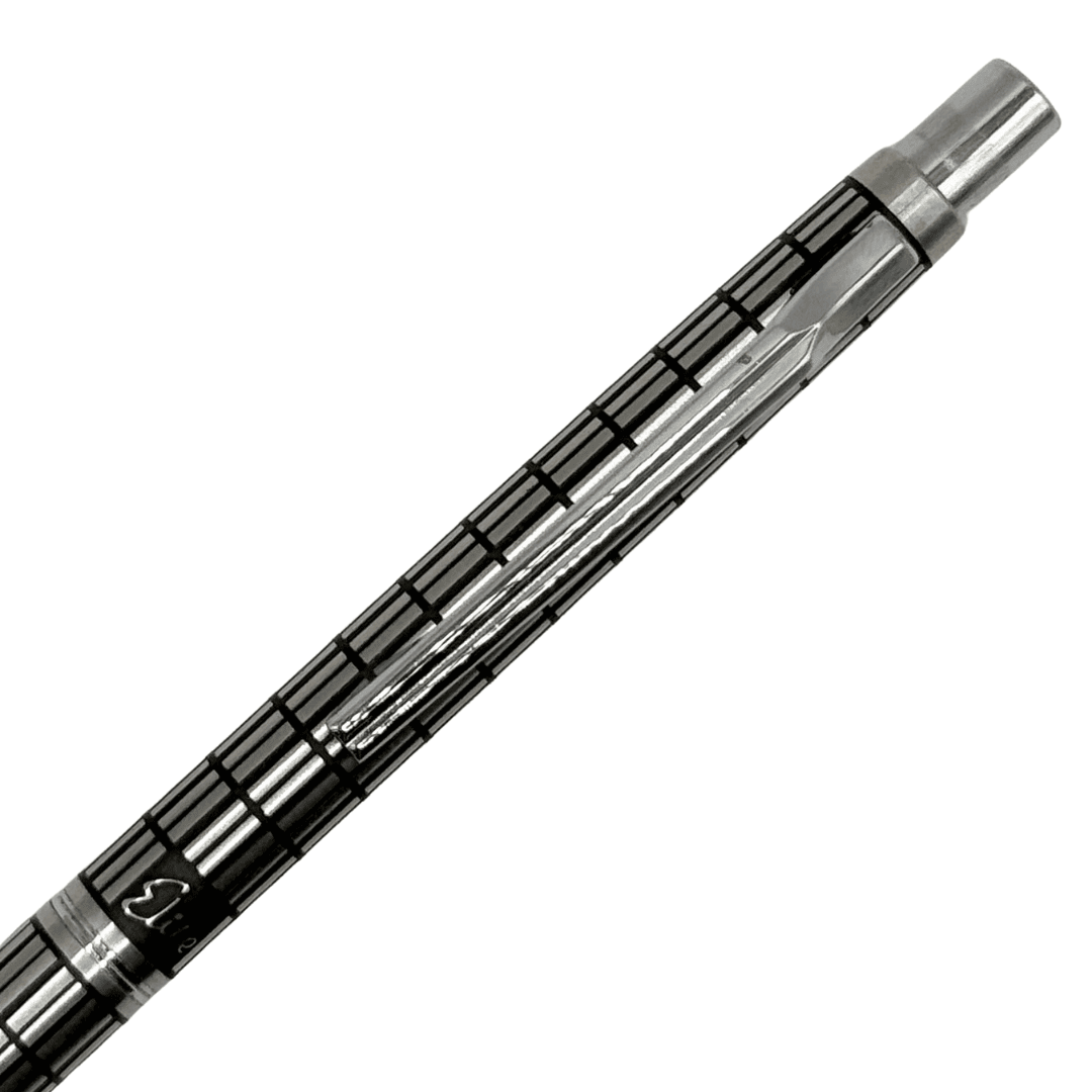 Pilot Elite kalemin kareli desenli üst gövdesi, krom klips ve metal başlık yakın çekimde