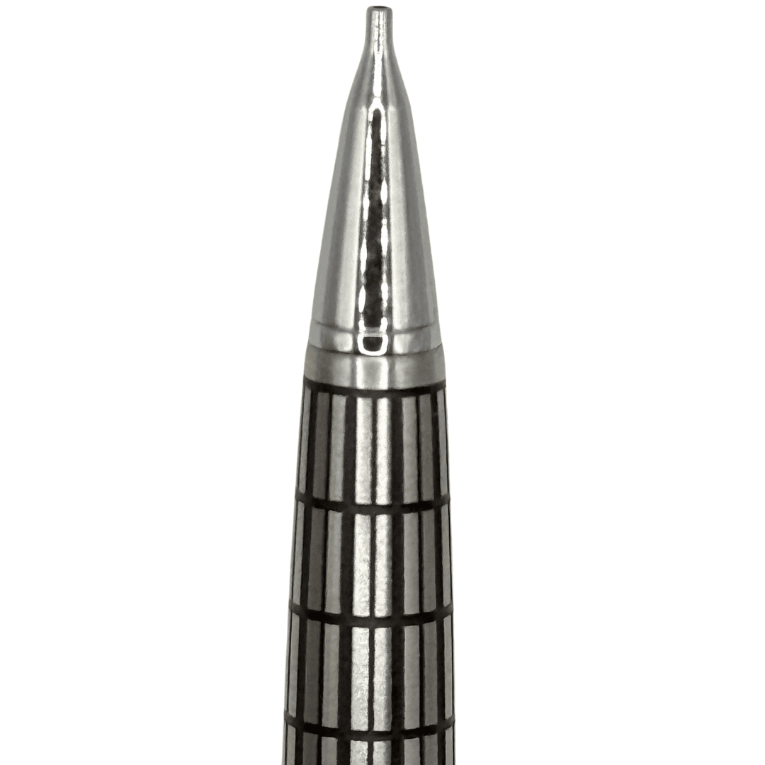 Pilot Elite kalemin konik krom uç bölümü ve kareli desenli gövdesi makro çekimde