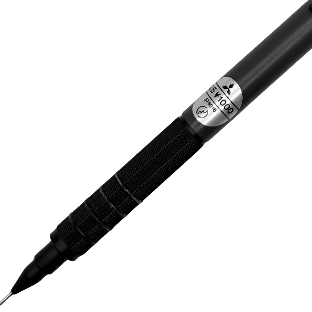 Uni M5-1052 kalemin tırtıklı metal kavrama bölümü ve Japonca fiyat etiketi yakın çekim