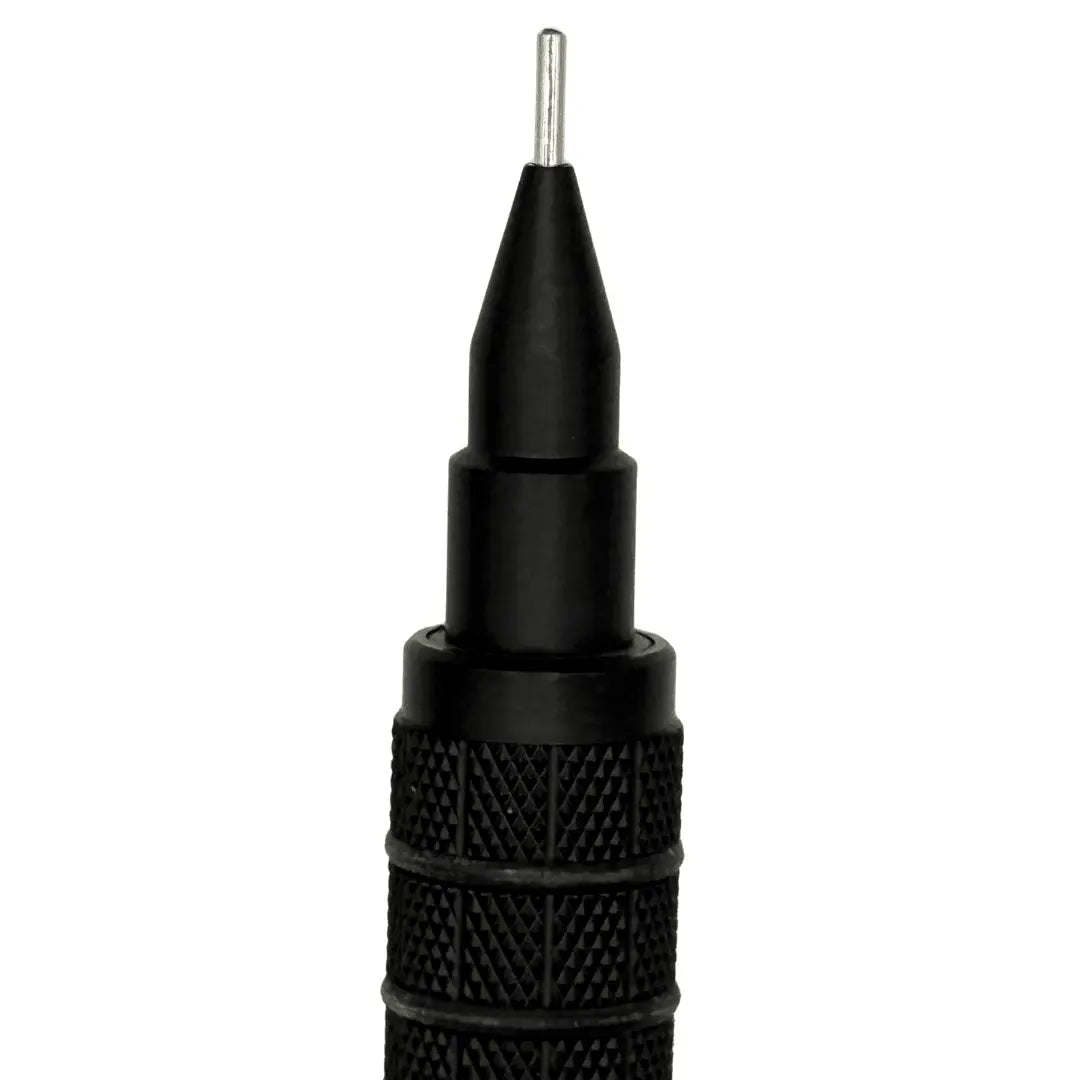 Uni M5-1052 kalemin siyah koni ucu ve çapraz tırtıklı kavrama dokusu, dik açıdan makro