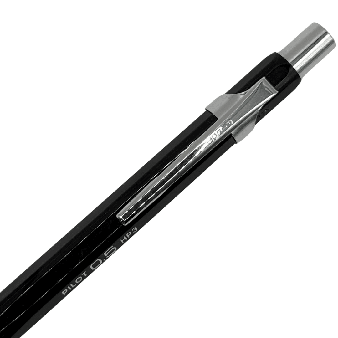 Pilot HP-3 gövdesindeki Pilot 0.5 HP3 yazısı ve uzun krom klips yakın çekim