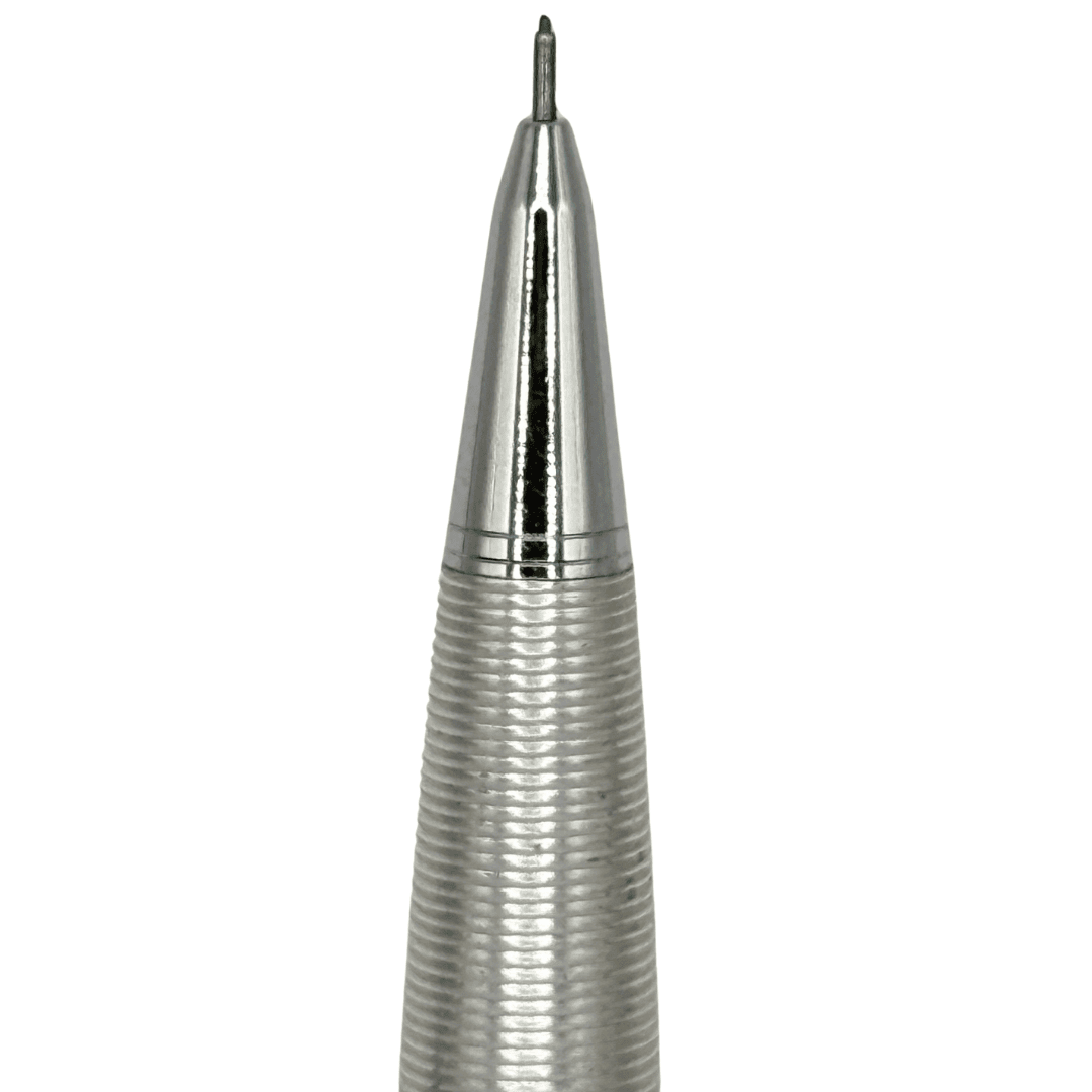 Pilot vintage metal kalemin krom koni ucundan çıkan min, dik açıdan makro çekim
