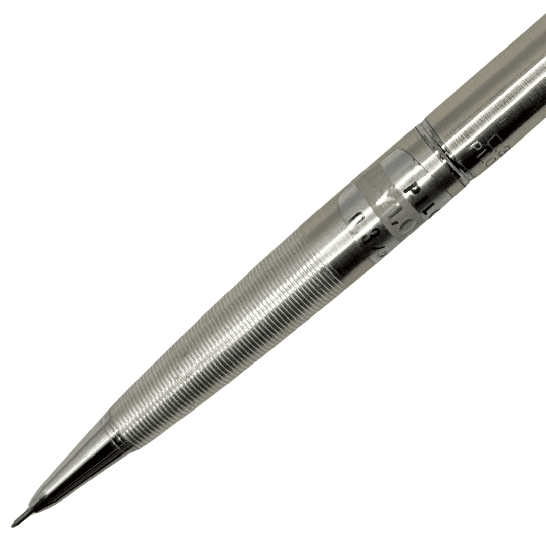 Pilot vintage metal kalemin ince yivli gümüş kavraması ve krom koni ucu yakın çekim, 0.3 mm