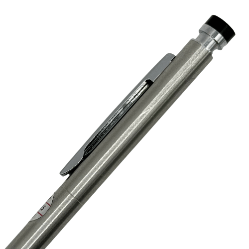 Platinum Sure Point kalemin uzun metal klipsi ve siyah tıklama başlığı yakın çekim