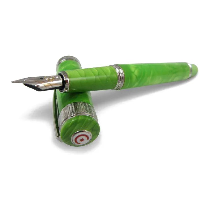 Cleo Skribent Aura Green Mamba, açık kalem ve kapak ucundaki Cleo amblemi
