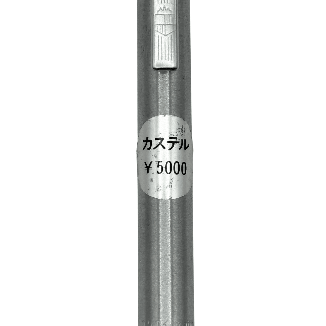 Faber-Castell zırh amblemli klips ve gövdedeki eski Japonca 5000 yen etiketi çok yakın planda