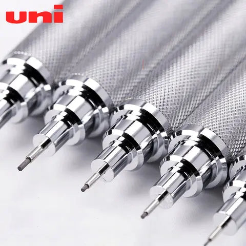 Uni Shift kalemlerin tırtıklı metal kavrama bölümleri ve geri çekilebilir uçları yan yana