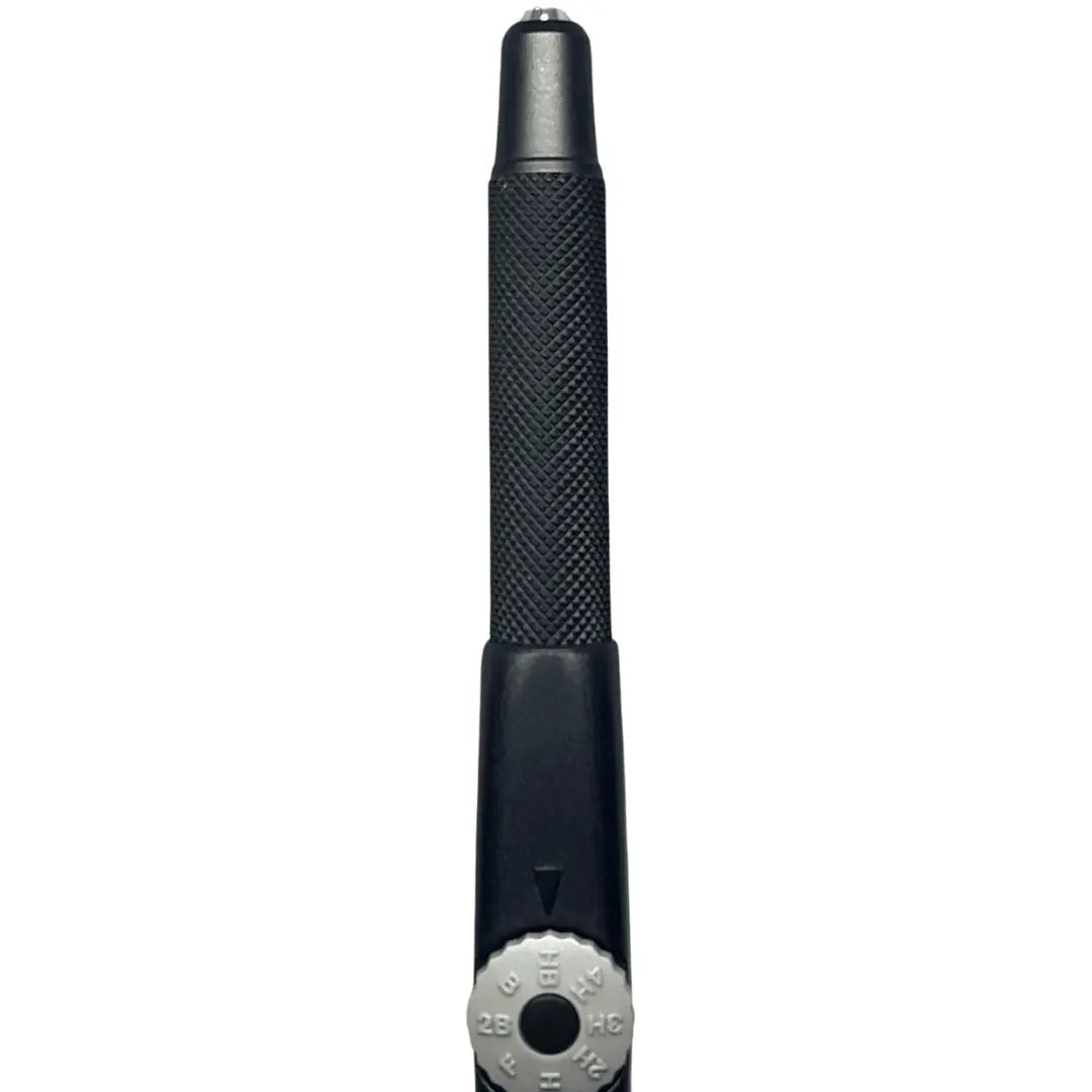 Tombow Monotech 500 kalemin tırtıklı siyah kavraması ve 2B'den 4H'ye uç sertliği kadranı yakın çekim