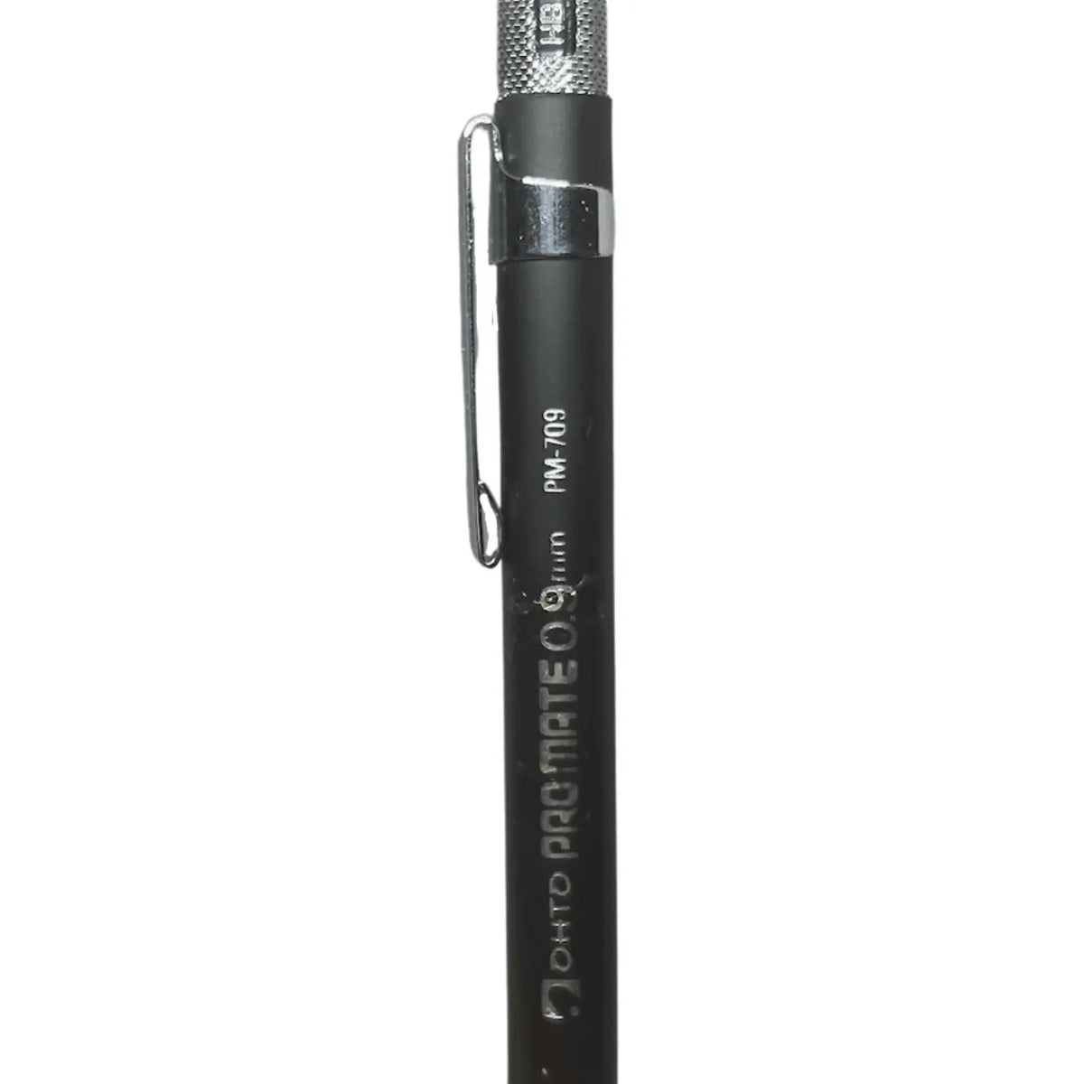 Ohto Promate kalemin gövdesindeki Ohto Pro Mate 0.9 mm ve PM-709 baskısı, krom klips görünür