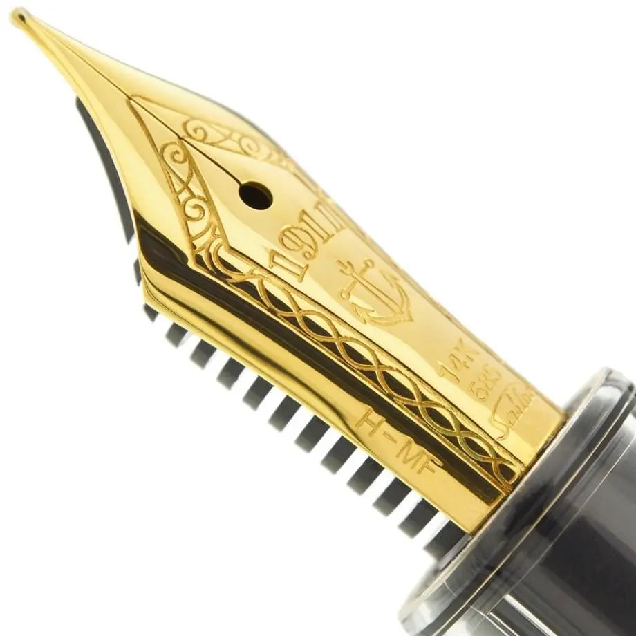 Sailor 1911S altın rengi ucunun yakın çekimi, 1911 yazısı, çapa amblemi ve 14K kazıması