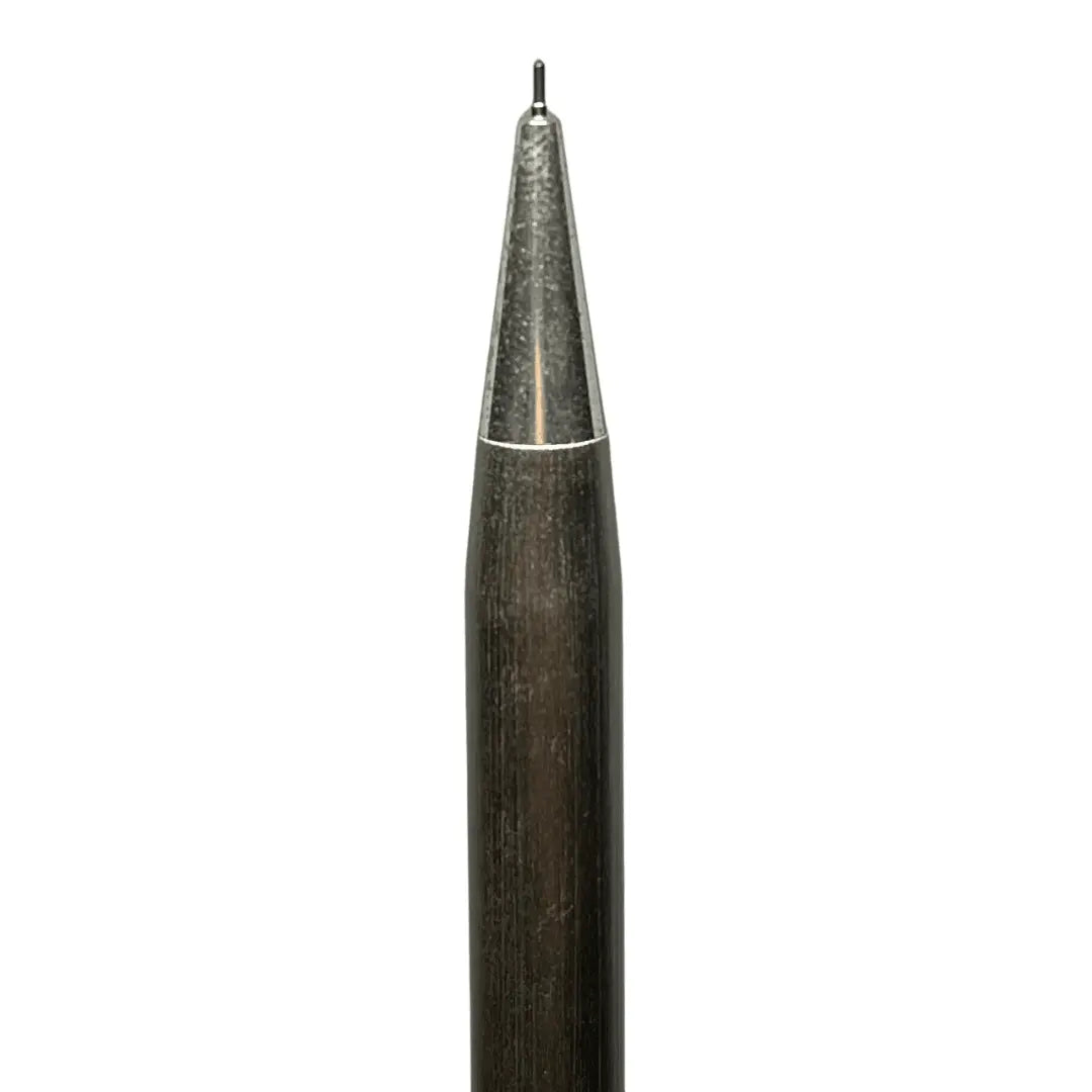 Sakura Vintage kalemin fırçalanmış metal koni ucu ve dışarı çıkan 0.5 mm ucu makro çekim