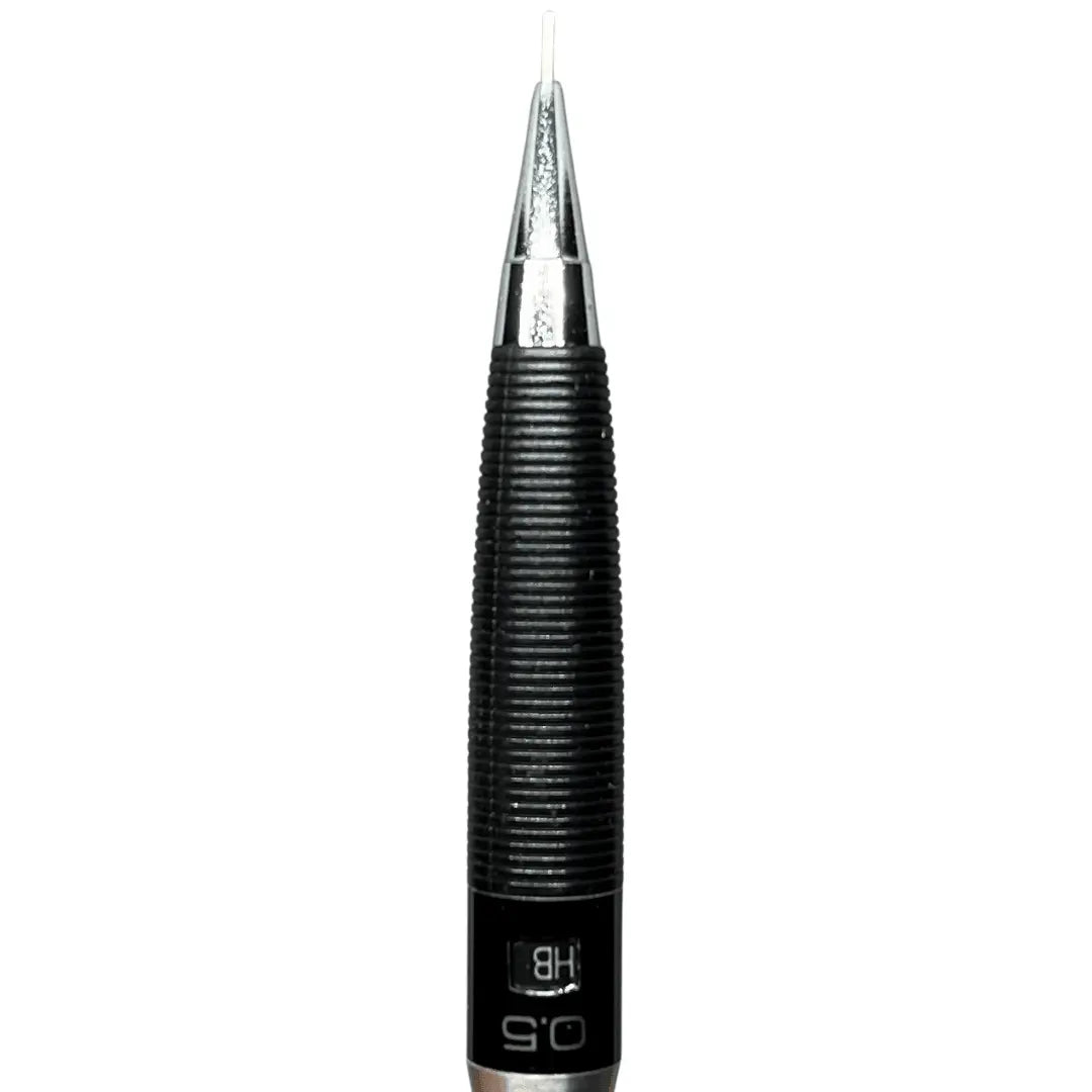 Tombow SH-1000 LP kalemin yivli siyah kavraması, krom konik ucu ve 0.5 HB penceresi dikey çekim