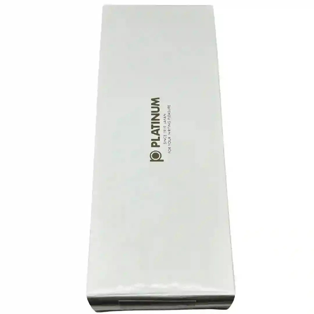 Platinum Procyon kalemin kapalı beyaz hediye kutusu, üstünde altın renkli Platinum logosu