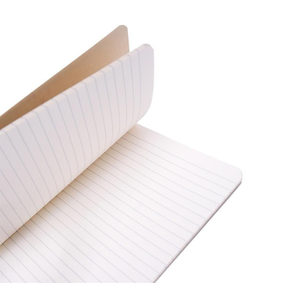 Weil am Rhein Kraft Notepad defterin açık beyaz çizgili sayfaları, eğik açıdan yakın çekim
