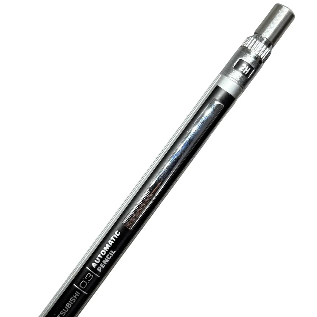 Uni Mitsubishi Automatic Pencil kalemin üst kısmı, tırtıklı başlık ve 2H uç sertliği penceresi