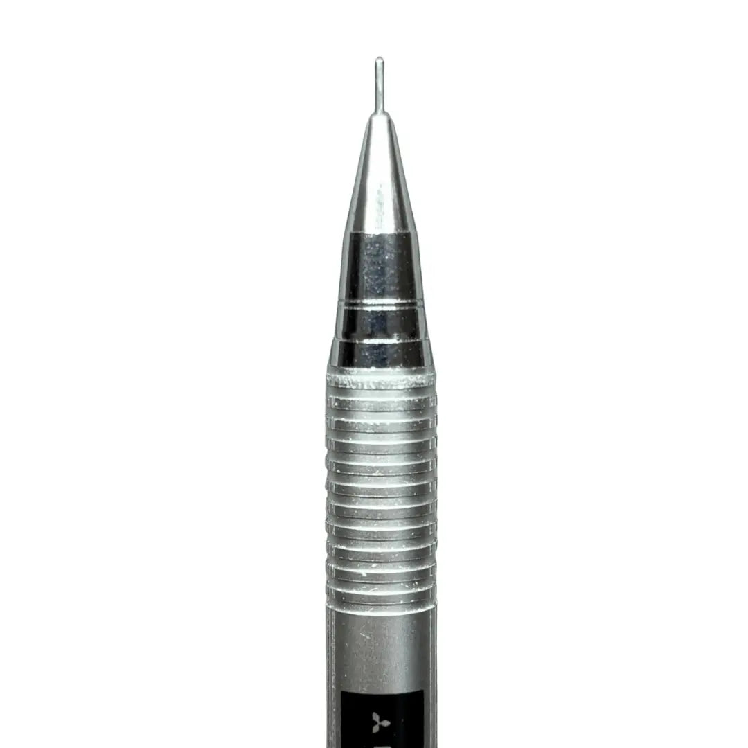 Uni Mitsubishi Automatic Pencil kalemin yivli gümüş kavrama bölümü ve krom ucu makro çekim
