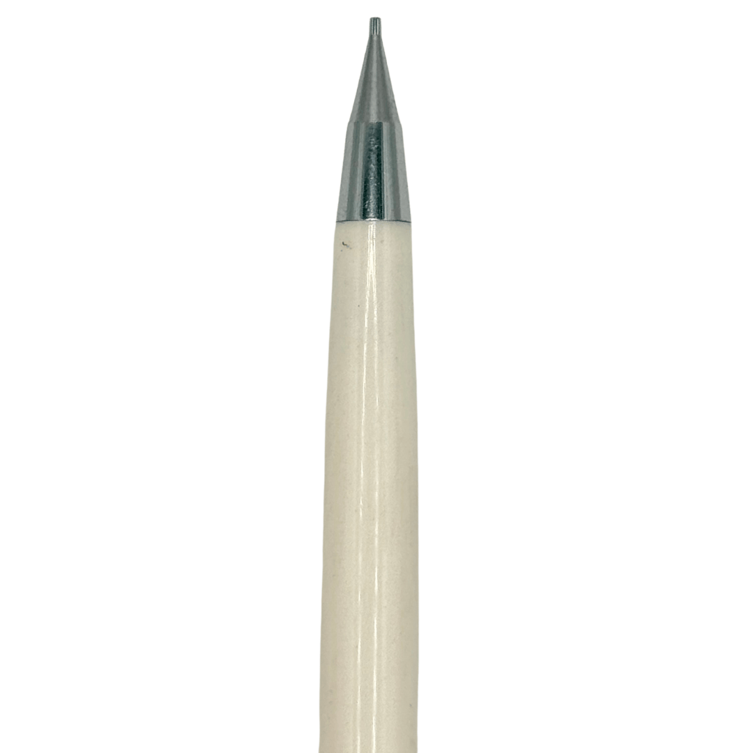 Pilot beyaz vintage versatil kalemin krom uç konisi ve çıkmış 0.5 mm ucu, makro çekim