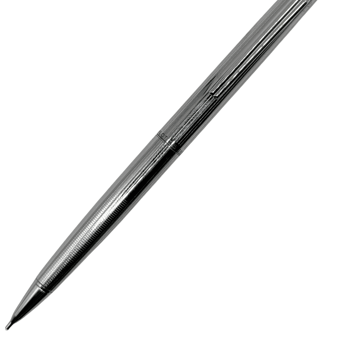 Pilot vintage metal kalemin alt yarısı, kareli guilloche dokusu ve krom koni ucu