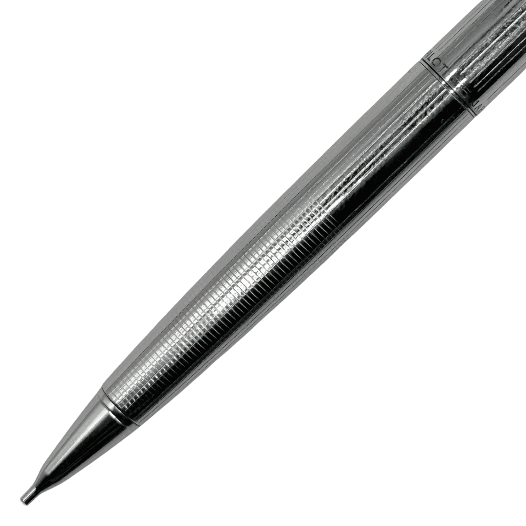 Pilot vintage metal kalemin dokulu kavrama bölümü ve ucu makro çekimde