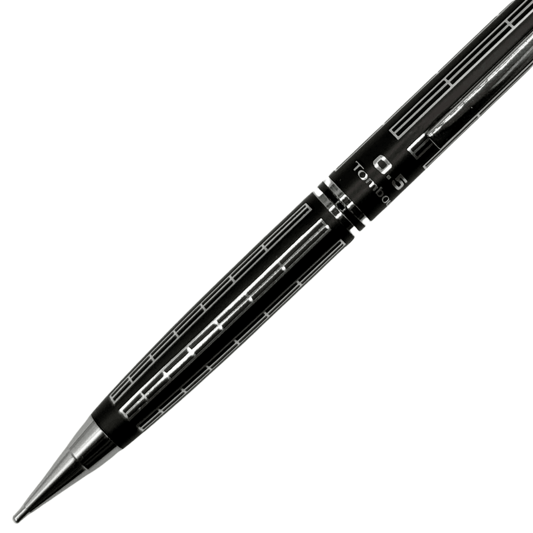 Tombow vintage metal kalemin alt gövdesi ve krom ucu, 0.5 baskısı ile desen yakın çekim