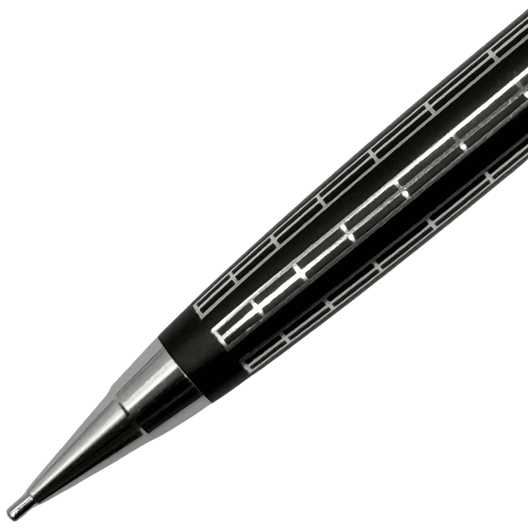 Tombow vintage metal kalemin konik krom ucu ve min çıkışı, desenli gövde üzerinde makro