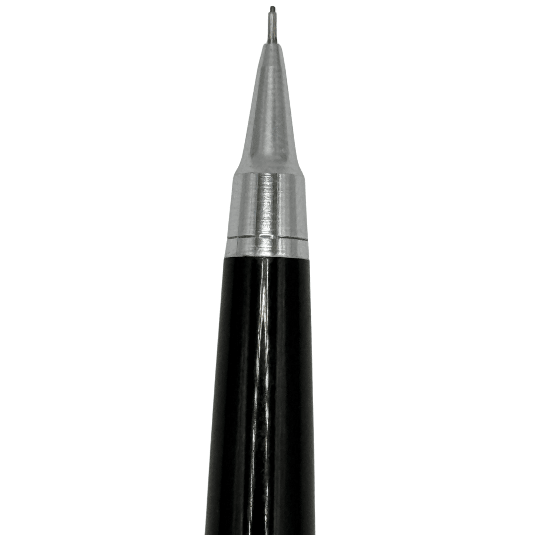 Pilot vintage versatil kalemin krom konik ucu ve çıkan 0.3 mm min, siyah gövde makro