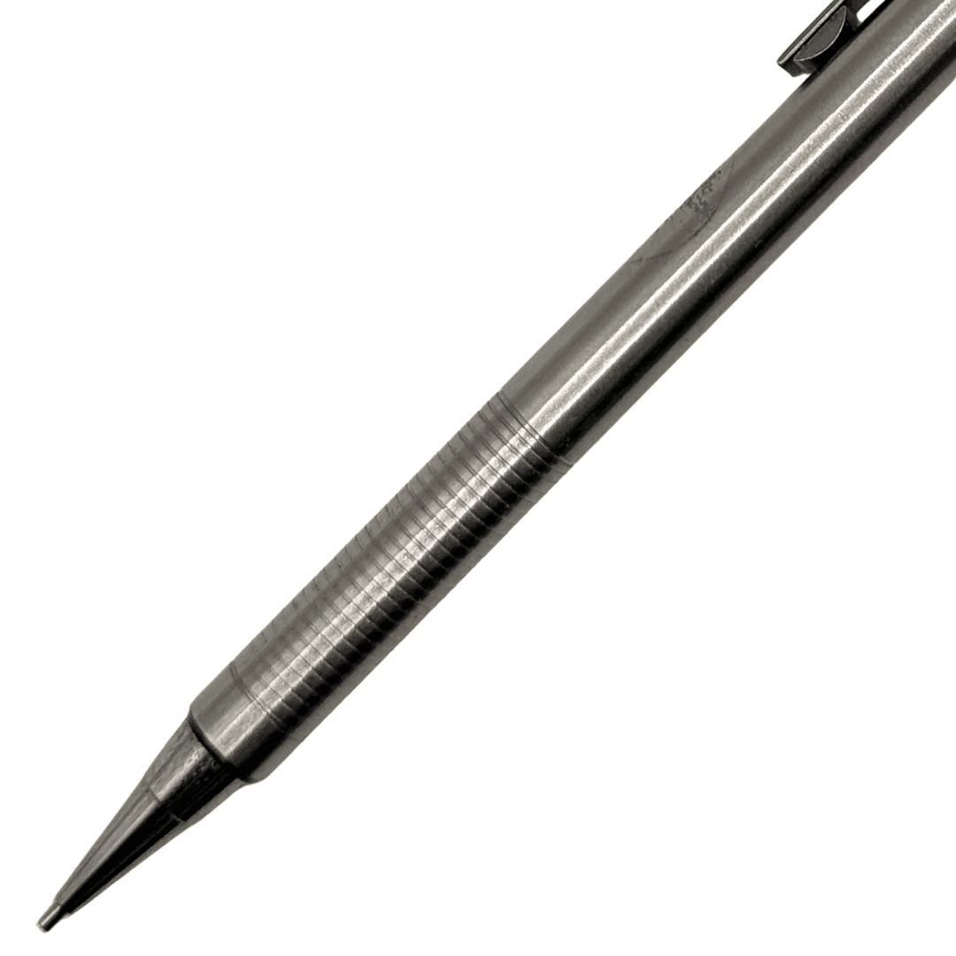 Pilot Vintage Metal kalemin halkalı çelik kavrama bölümü ve konik ucu yakın çekim