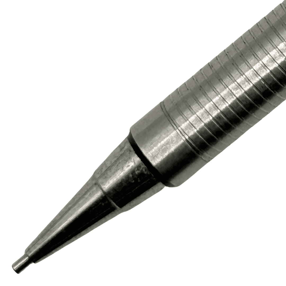 Pilot Vintage Metal kalemin uç borusu ve halkalı kavraması makro çekimde