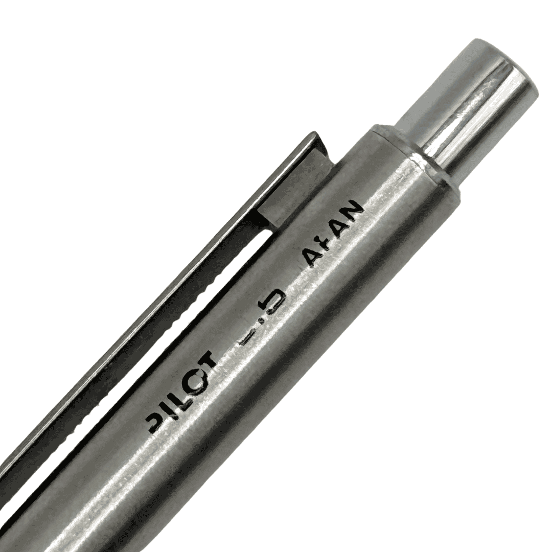 Pilot Vintage Metal kalemin üst gövdesindeki PILOT 0.5 JAPAN baskısı ve tıklama başlığı
