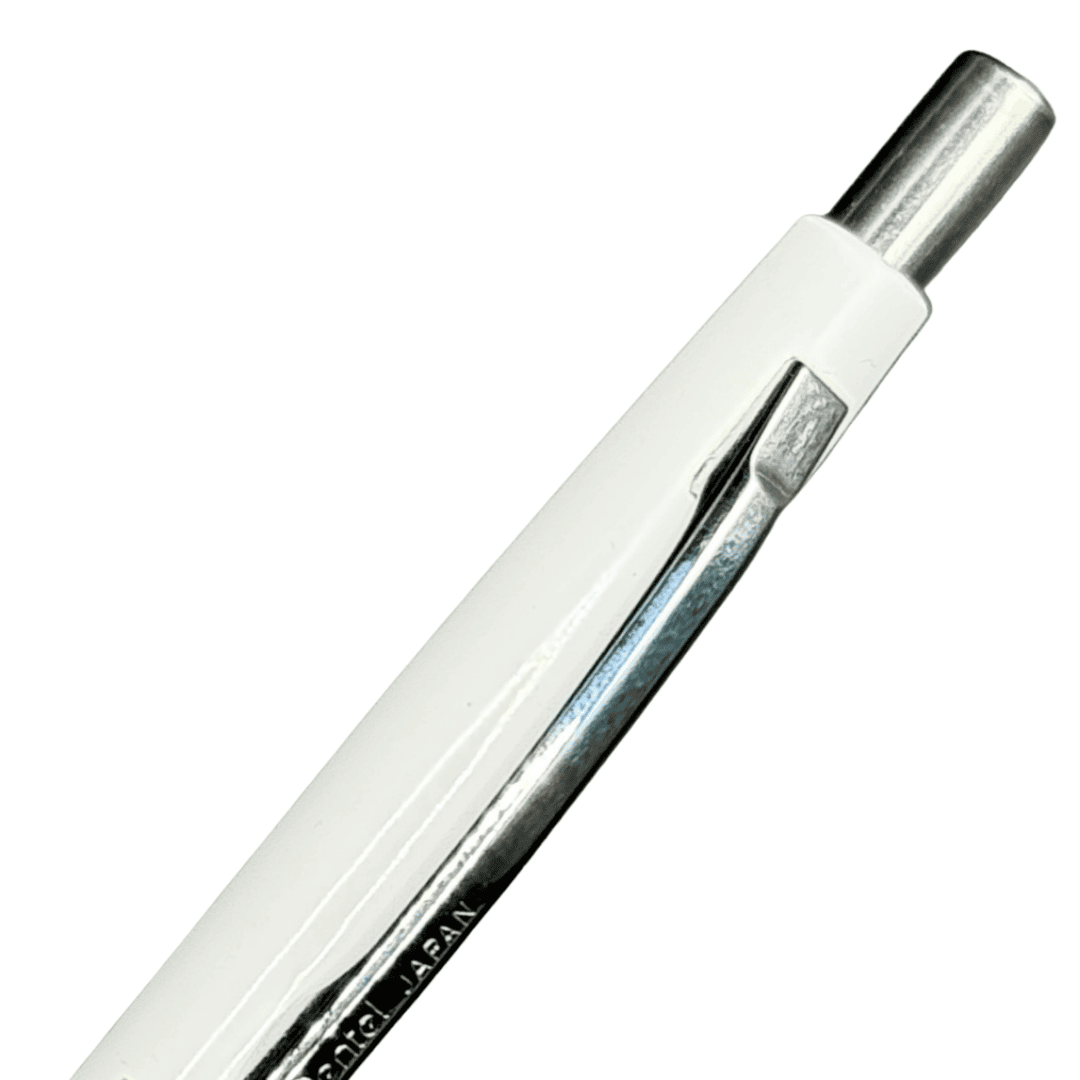 Pentel vintage kalemin krom klipsi, tıklama başlığı ve Pentel JAPAN yazısı yakın çekim