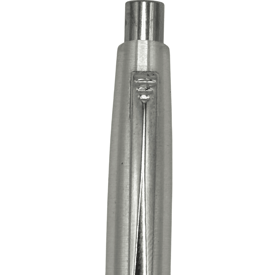 Pilot vintage versatil kalemin çelik üst gövdesi, ince klips ve tıklama başlığı makro çekim