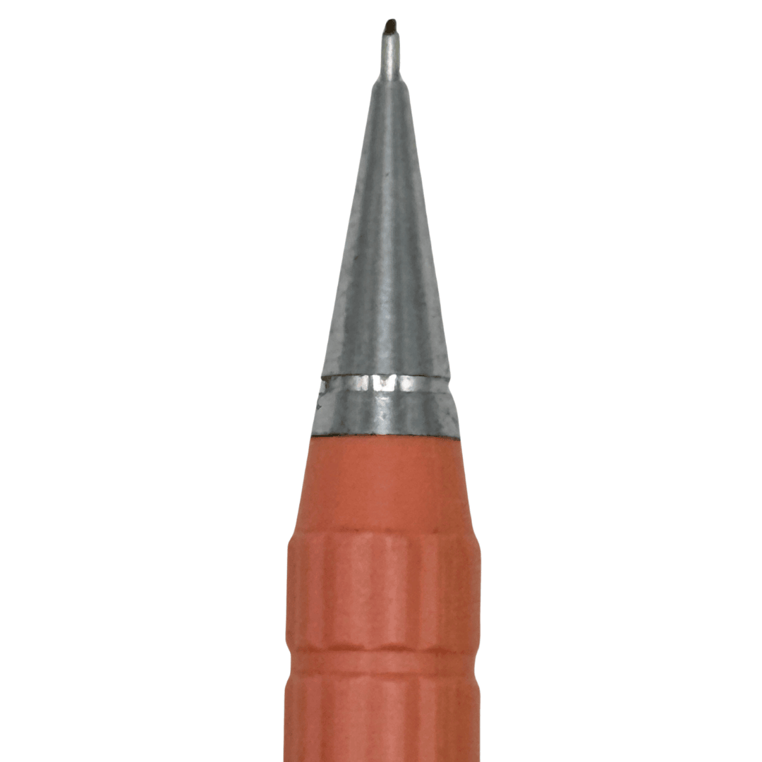 Pilot Trusty kalemin konik metal ucu ve mercan renkli kavraması makro çekim