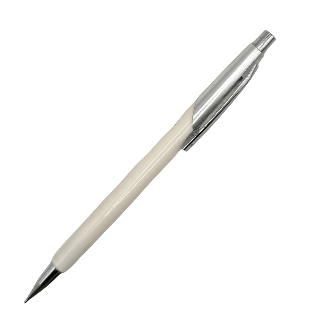 Pilot vintage versatil kalem beyaz gövde ve krom klips, tam boy eğik görünüm, 0.5 mm