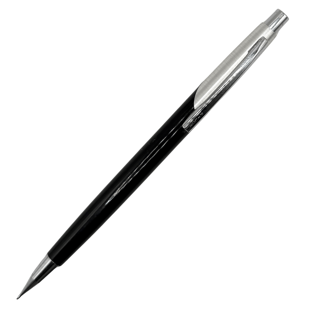 Pilot vintage versatil kalem, parlak siyah gövde ve fırçalanmış çelik başlık, tam boy çapraz görünüm, 0.5 mm