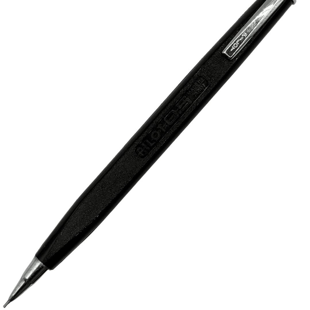 Pilot mat siyah kalemin gövdesinde kabartma Pilot 0.5 Made in Japan yazısı, eğik açıdan