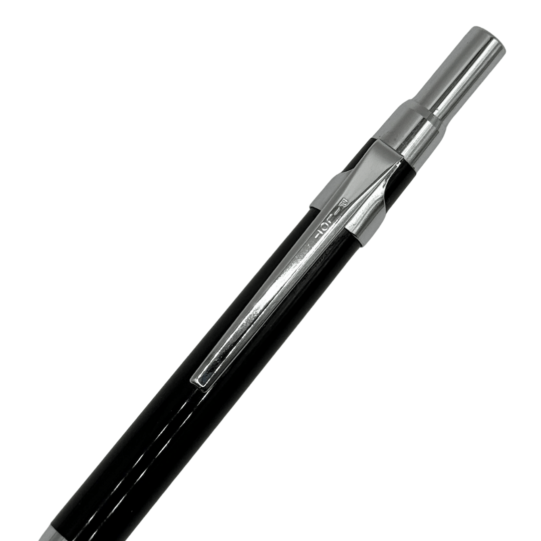 Pilot H2005 kalemin üst kısmı, krom tıklama başlığı ve klips bağlantısı yakın çekim