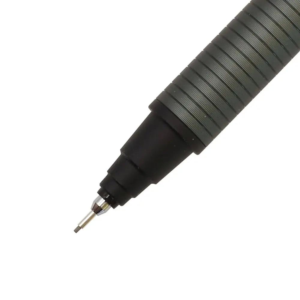 Uni Kuru Toga Metal kalemin gri gövdesinde yivli kavrama ve dışarı çıkmış 0.5 mm ucu makro çekim