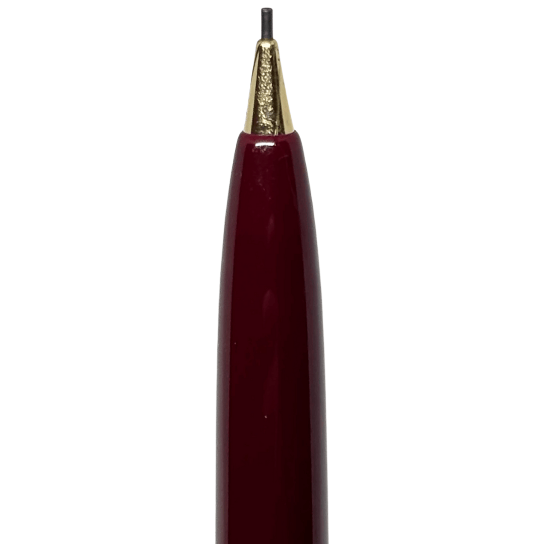 Montblanc 350 kalemin altın konik ucu ve çıkan 0.9 mm min, bordo gövde makro çekim